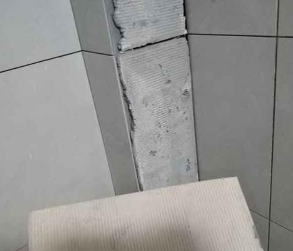卫东瓷砖空鼓维修公司分享下厨房瓷砖脱落的补救措施。
